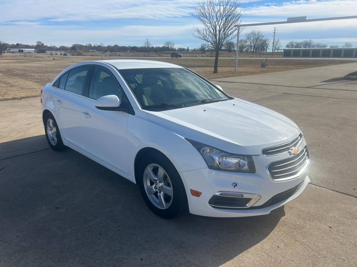 2015 White /Gray Chevrolet Cruze LT (1G1PC5SB6F7) with an 1.4L engine, AUTOMATIC transmission, located at 17760 Hwy 62, Morris, OK, 74445, (918) 733-4887, 35.609104, -95.877060 - Photo#2